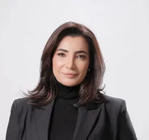 Eliana Castro de roupa preta