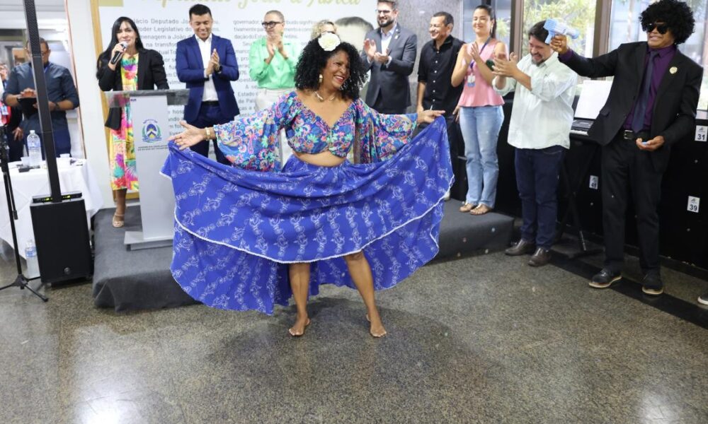 Colaboradora Vânia Teixeira apresenta a dança do carimbó, típica da cultura paraense. Foto Silvio Santos
