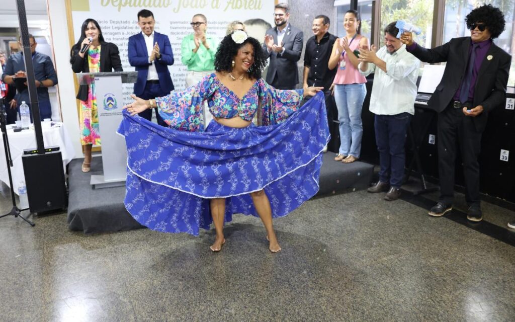 Colaboradora Vânia Teixeira apresenta a dança do carimbó, típica da cultura paraense. Foto Silvio Santos