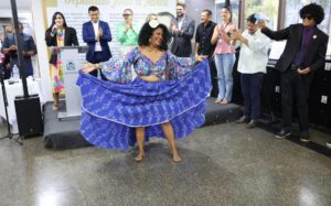 Colaboradora Vânia Teixeira apresenta a dança do carimbó, típica da cultura paraense. Foto Silvio Santos