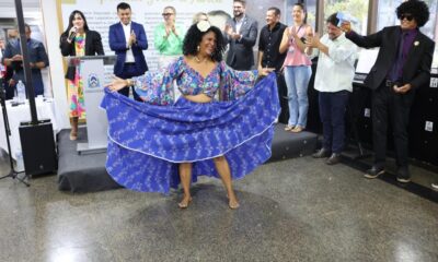 Colaboradora Vânia Teixeira apresenta a dança do carimbó, típica da cultura paraense. Foto Silvio Santos