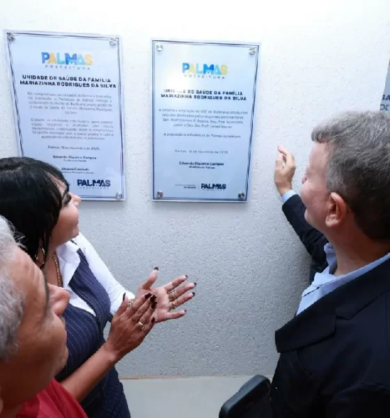 Momento em que as placas de homenagem são expostas para os participantes do evento Foto: Flávio Cavalera