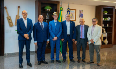 Governador Laurez Moreira recebeu o presidente do Tribunal de Contas do Tocantins, conselheiro Alberto Sevilha, juntamente com o procurador-geral de Contas, Oziel Pereira dos Santos, para a entrega oficial da lista tríplice destinada à escolha do novo Procurador-Geral de Contas para o biênio 2026/2027. Crédito: Hiroshi Fukushima/Governo do Tocantins