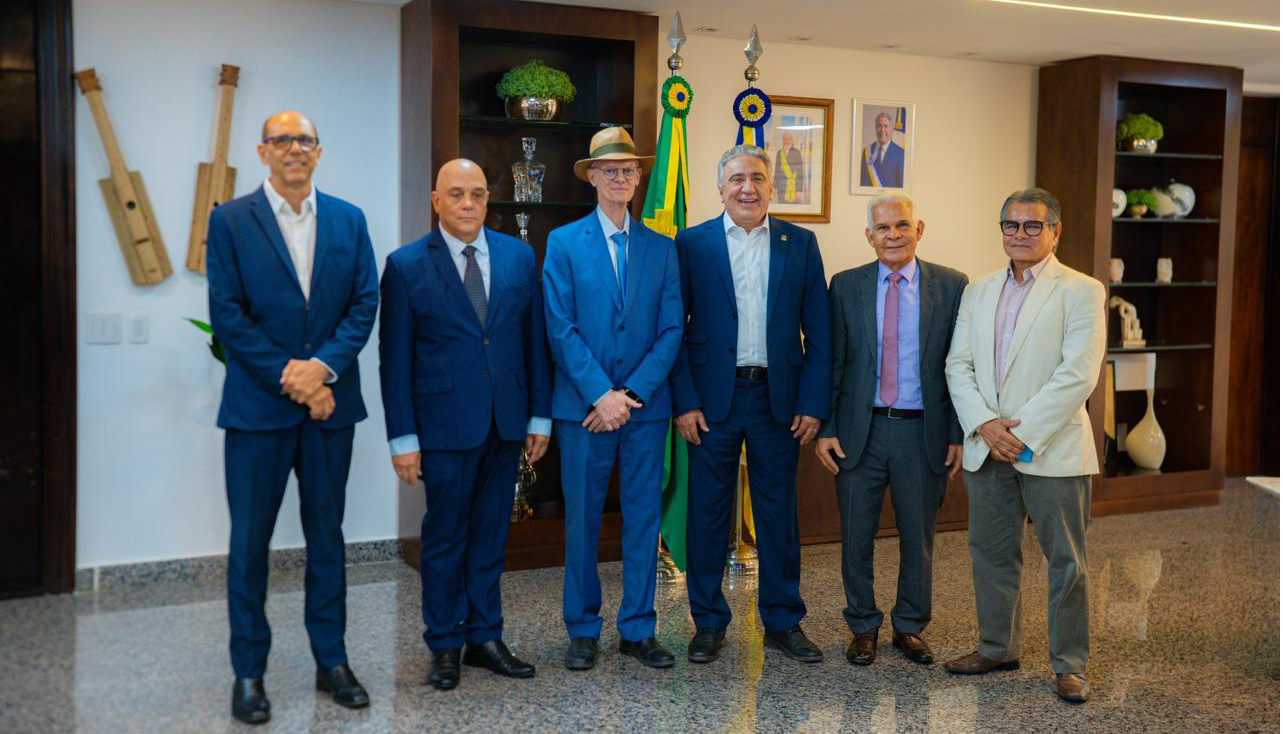 Governador Laurez Moreira recebeu o presidente do Tribunal de Contas do Tocantins, conselheiro Alberto Sevilha, juntamente com o procurador-geral de Contas, Oziel Pereira dos Santos, para a entrega oficial da lista tríplice destinada à escolha do novo Procurador-Geral de Contas para o biênio 2026/2027. Crédito: Hiroshi Fukushima/Governo do Tocantins