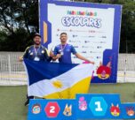 Breno Campelo e o professor Rodrigo Almeida foram juntos ao pódio para comemorar três anos de dedicação ao atletismo