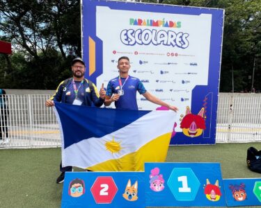 Breno Campelo e o professor Rodrigo Almeida foram juntos ao pódio para comemorar três anos de dedicação ao atletismo