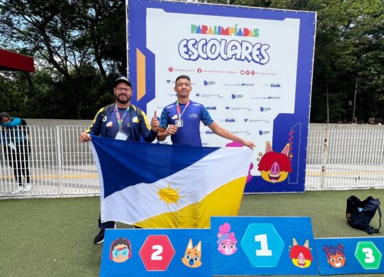 Breno Campelo e o professor Rodrigo Almeida foram juntos ao pódio para comemorar três anos de dedicação ao atletismo