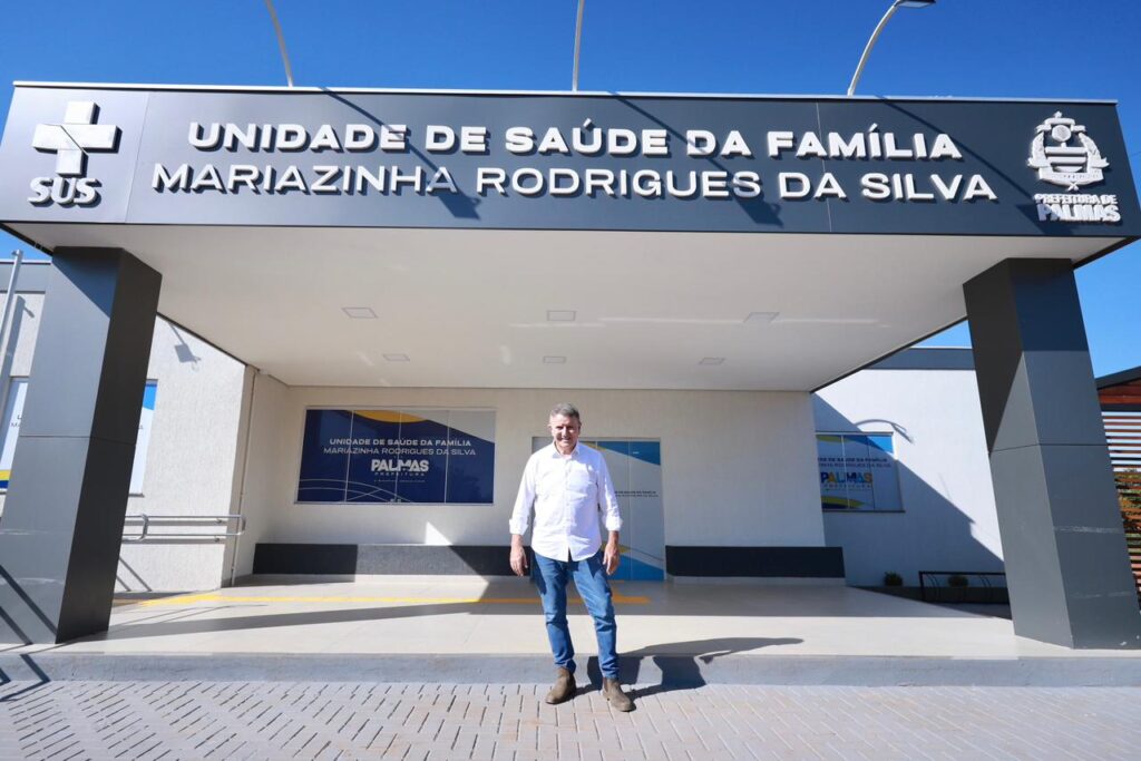 prefeito de palmas eduardo siqueira campos na unidade de saude em buritirana
