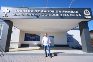 prefeito de palmas eduardo siqueira campos na unidade de saude em buritirana