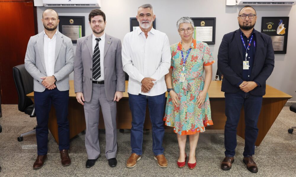 Presidente Amélio Cayres recebe representantes da Anatel na Aleto para discutir ampliação da conectividade. Foto: Koro Rocha/Aleto.