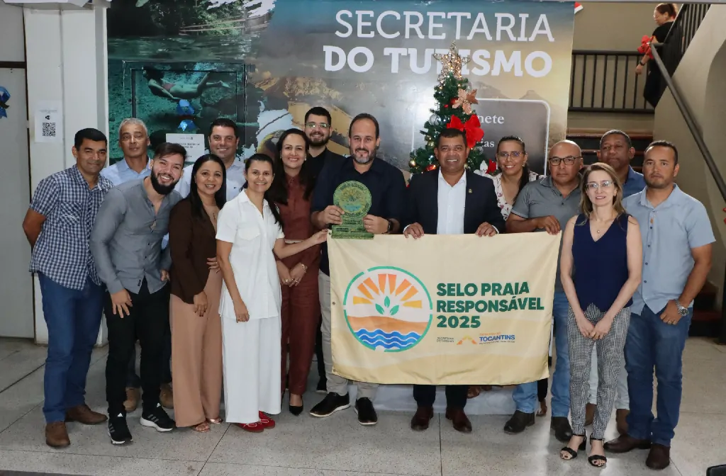 Secretário Romildo Santos, prefeito Marquinho e equipes da Setur e de Araguacema comemoram entrega do Selo Praia Responsável_Adiel Ponte_Governo do Tocantins