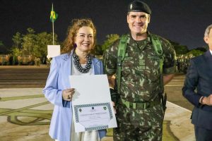 Na foto , com Tenente Coronel Roberto Nunes