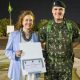 Mônica Avelino Arrais é homenageada pelo Batalhão de Infantaria – Portal Jaciara Barros Na foto , com Tenente Coronel Roberto Nunes