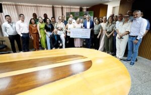Doação inclui utensílios de cozinha e cheque de R$ 31 mil arrecadados em campanha interna da Aleto.foto Clayton Cristus