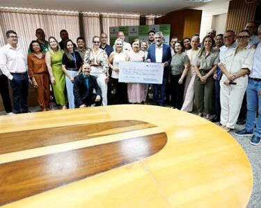 Doação inclui utensílios de cozinha e cheque de R$ 31 mil arrecadados em campanha interna da Aleto.foto Clayton Cristus