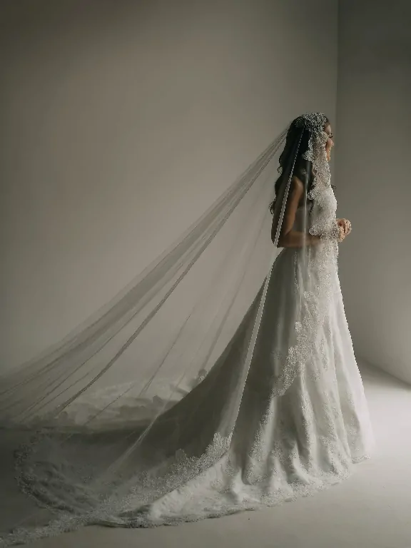 Caroll, sempre impecável e de gosto refinado, escolheu um vestido exclusivo assinado por Nayara Rocha – Vestidos de Noiva Sob Medida