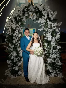 Caroll Gratão e Walter Viana celebram casamento no Santuário de Fátima em uma noite marcada por emoção, beleza e elegância.