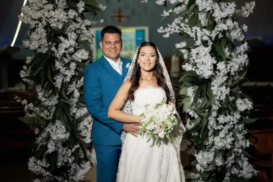 Caroll Gratão e Walter Viana celebram casamento no Santuário de Fátima em uma noite marcada por emoção, beleza e elegância.