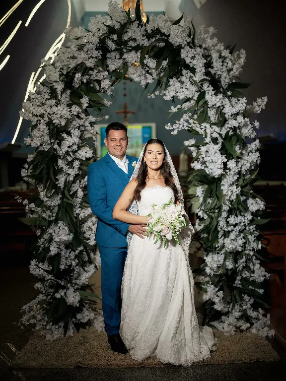 Caroll Gratão e Walter Viana celebram casamento no Santuário de Fátima em uma noite marcada por emoção, beleza e elegância.