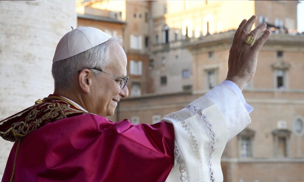 Em 8 de maio de 2025, o Papa Leão XIV, em sua primeira aparição da Sala das Bênçãos, saúda os peregrinos que chegaram à Praça São Pedro