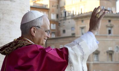 Em 8 de maio de 2025, o Papa Leão XIV, em sua primeira aparição da Sala das Bênçãos, saúda os peregrinos que chegaram à Praça São Pedro