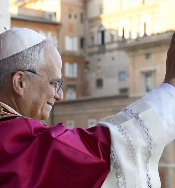 Em 8 de maio de 2025, o Papa Leão XIV, em sua primeira aparição da Sala das Bênçãos, saúda os peregrinos que chegaram à Praça São Pedro