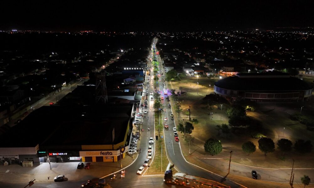 Eduardo entrega obras na Avenida Goiás Jardim Aureny II – Portal Jaciara Barros Nova iluminação em LED da avenida comercial do Jardim Aureny II – Foto: Tomaz Verás