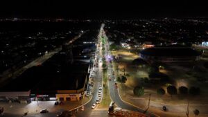 Nova iluminação em LED da avenida comercial do Jardim Aureny II – Foto: Tomaz Verás