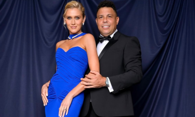 ronaldo e esposa no evento galaticos, ela está com vestido azul