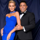 ronaldo e esposa no evento galaticos, ela está com vestido azul