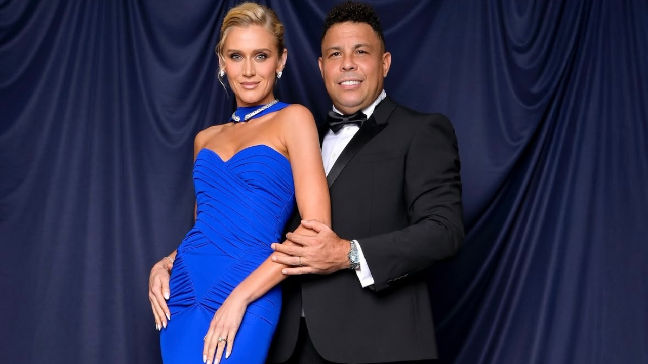 ronaldo e esposa no evento galaticos, ela está com vestido azul