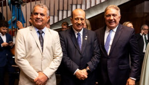 Momento de entrega das homenagens e premiações durante a VI Edição do Prêmio Rede Governança Brasil, realizada no auditório da CNI, em Brasília.