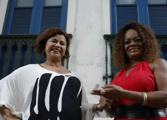 Mulheres na roda de samba