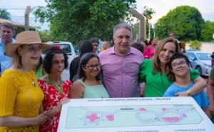 Governador Laurez Moreira, primeira-dama e desembargadora Ângela Prudente, ao lado da presidente da Apae de Palmas, Vilma Maria e assistidos da instituição na inauguração do Parque Acessível - Foto: Hiroshi Fukushima/Governo do Tocantins