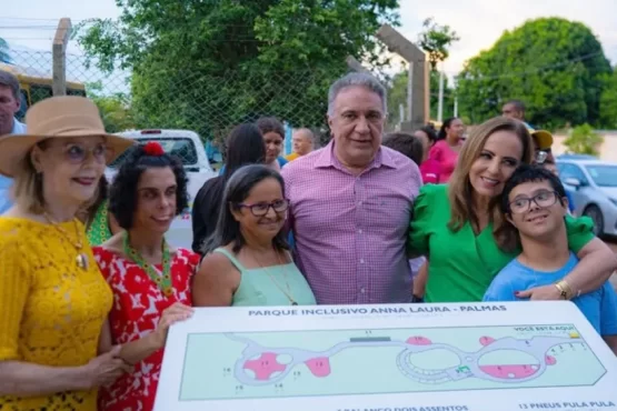 Governador Laurez Moreira, primeira-dama e desembargadora Ângela Prudente, ao lado da presidente da Apae de Palmas, Vilma Maria e assistidos da instituição na inauguração do Parque Acessível - Foto: Hiroshi Fukushima/Governo do Tocantins