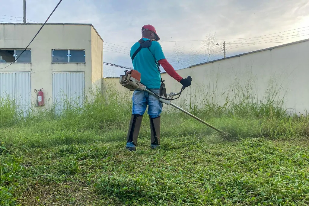 Prefeitura reforça limpeza externa nas unidades de saúde de Palmas