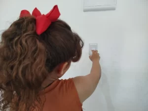 Férias exigem cuidados com eletricidade para evitar acidentes com crianças