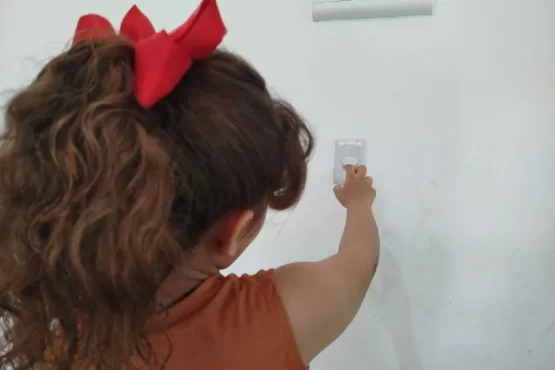 Férias exigem cuidados com eletricidade para evitar acidentes com crianças