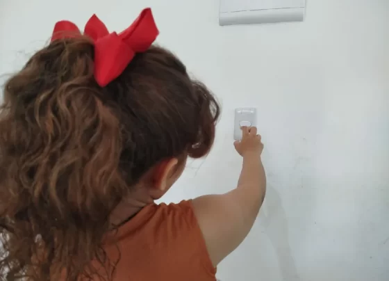 Férias exigem cuidados com eletricidade para evitar acidentes com crianças