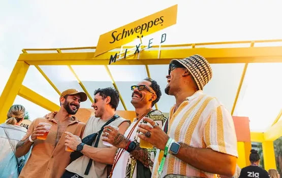 Schweppes Mixed reforça sua presença no Carnaval 2026 com o lançamento do sabor Caipivodka Maracujá, focado no Verão e na Geração Z.