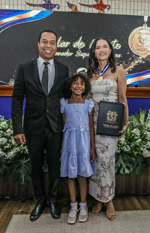 Alessandra Bacelar recebe Colar do Mérito Governador Siqueira Campos