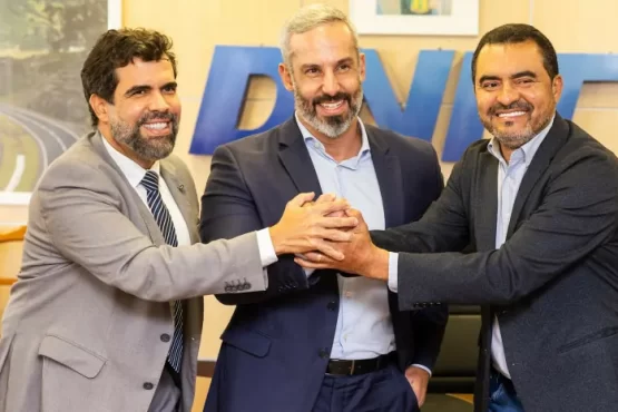 O Governo do Tocantins participou, nesta terça-feira, 10, de uma reunião no Departamento Nacional de Infraestrutura de Transportes (DNIT), em Brasília/DF, para alinhar ações estratégicas voltadas à recuperação das rodovias do Bico do Papagaio e de outros trechos da malha federal que apresentam maior desgaste no estado. O encontro tratou de um pacote de investimentos estimado em R$ 110 milhões, destinados à melhoria da infraestrutura viária e à segurança dos tocantinenses. Durante a reunião, o governador Wanderlei Barbosa destacou o cumprimento dos compromissos firmados entre o DNIT e o Governo do Tocantins, ressaltando que restam apenas alguns trechos considerados mais críticos. Entre eles estão o trecho Araguaína e Filadélfia, que demanda intervenção imediata devido ao desgaste do pavimento, e o trecho Araguatins, Augustinópolis e Axixá do Tocantins, apontado como um dos mais comprometidos atualmente. “Viemos buscar uma solução e saímos satisfeitos, pois o DNIT já autorizou a licitação dessas obras, inclusive em alinhamento com a superintendência do órgão no Tocantins. Sabemos que o processo de licitação demanda um pouco mais de tempo, mas as decisões já foram tomadas. Quero agradecer a atenção e o cuidado do DNIT e do ministro dos Transportes, Renan Filho, pelas estradas do Tocantins, especialmente aquelas que sofreram impactos com a queda da Ponte JK, que já foi reconstruída, inaugurada e entregue à população. Seguimos trabalhando para que, em breve, possamos voltar a esses trechos, acompanhar de perto os serviços e entregar à população estradas melhores, mais seguras e com mais qualidade”, afirmou o governador. O diretor-geral do DNIT, Fabrício de Oliveira Galvão, reforçou o compromisso do órgão com o Tocantins e anunciou o avanço para a fase final dos investimentos. “Já realizamos serviços importantes nas estradas impactadas e este será o último grande lote de obras a ser licitado. Estamos na fase final desse processo e assumimos o compromisso de, em breve, publicar o edital e ir ao Tocantins para assinar mais esse contrato. Vamos seguir avançando e mudando essa realidade, garantindo que as estradas impactadas pelo colapso da ponte voltem a oferecer as condições adequadas, agora com mais qualidade e segurança”, destacou. Infraestrutura viária A agenda também incluiu o anel viário de Axixá do Tocantins, além da recuperação das estradas do Bico do Papagaio, região estratégica para a integração regional e o escoamento da produção. Foram discutidas ainda obras de travessias urbanas nos municípios de Peixe, Paranã, Brasilândia, Nova Rosalândia e Formoso, bem como intervenções no perímetro urbano de Palmas, com previsão de 18 quilômetros de iluminação pública e recuperação viária. O deputado federal Ricardo Ayres destacou o avanço das tratativas para a realização de licitações nos próximos dias, que vão viabilizar obras estratégicas de recuperação de rodovias e travessias urbanas no Tocantins. Ele ressaltou ainda que, em Araguatins, está prevista a drenagem da Avenida Araguaia, uma reivindicação histórica da população local. “Estamos avançando com a previsão de licitação para obras importantes que vão revitalizar trechos estratégicos, como Augustinópolis, Axixá, Augustinópolis e Araguatins, além de travessias urbanas e outras intervenções que vão devolver qualidade às rodovias impactadas após a queda da Ponte JK e melhorar a mobilidade da população tocantinense. Essas obras são resultado da articulação conjunta do Governo Federal, do Governo do Estado e do trabalho técnico do DNIT”, pontuou. Com a implementação das ações anunciadas, a população tocantinense será beneficiada com rodovias mais seguras, melhoria da mobilidade urbana e redução dos riscos de acidentes, além de maior fluidez no tráfego e melhores condições para o escoamento da produção e o desenvolvimento regional. As intervenções também devem contribuir para a integração entre municípios, fortalecimento da economia local e melhoria da qualidade de vida de quem utiliza diariamente a malha viária federal no estado. Acompanhando o governador do Tocantins, participaram da reunião o deputado federal Ricardo Ayres; o secretário do Departamento de Trânsito do Tocantins (Detran/TO), Hercy Filho; o presidente da Agência de Transportes, Obras e Infraestrutura do Tocantins (Ageto), Túlio Parreira Labre; e o secretário extraordinário de Representação do Estado do Tocantins em Brasília, Luiz Paulo Gonçalves.