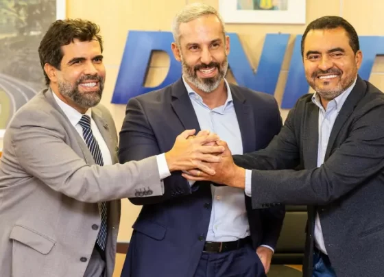 O Governo do Tocantins participou, nesta terça-feira, 10, de uma reunião no Departamento Nacional de Infraestrutura de Transportes (DNIT), em Brasília/DF, para alinhar ações estratégicas voltadas à recuperação das rodovias do Bico do Papagaio e de outros trechos da malha federal que apresentam maior desgaste no estado. O encontro tratou de um pacote de investimentos estimado em R$ 110 milhões, destinados à melhoria da infraestrutura viária e à segurança dos tocantinenses. Durante a reunião, o governador Wanderlei Barbosa destacou o cumprimento dos compromissos firmados entre o DNIT e o Governo do Tocantins, ressaltando que restam apenas alguns trechos considerados mais críticos. Entre eles estão o trecho Araguaína e Filadélfia, que demanda intervenção imediata devido ao desgaste do pavimento, e o trecho Araguatins, Augustinópolis e Axixá do Tocantins, apontado como um dos mais comprometidos atualmente. “Viemos buscar uma solução e saímos satisfeitos, pois o DNIT já autorizou a licitação dessas obras, inclusive em alinhamento com a superintendência do órgão no Tocantins. Sabemos que o processo de licitação demanda um pouco mais de tempo, mas as decisões já foram tomadas. Quero agradecer a atenção e o cuidado do DNIT e do ministro dos Transportes, Renan Filho, pelas estradas do Tocantins, especialmente aquelas que sofreram impactos com a queda da Ponte JK, que já foi reconstruída, inaugurada e entregue à população. Seguimos trabalhando para que, em breve, possamos voltar a esses trechos, acompanhar de perto os serviços e entregar à população estradas melhores, mais seguras e com mais qualidade”, afirmou o governador. O diretor-geral do DNIT, Fabrício de Oliveira Galvão, reforçou o compromisso do órgão com o Tocantins e anunciou o avanço para a fase final dos investimentos. “Já realizamos serviços importantes nas estradas impactadas e este será o último grande lote de obras a ser licitado. Estamos na fase final desse processo e assumimos o compromisso de, em breve, publicar o edital e ir ao Tocantins para assinar mais esse contrato. Vamos seguir avançando e mudando essa realidade, garantindo que as estradas impactadas pelo colapso da ponte voltem a oferecer as condições adequadas, agora com mais qualidade e segurança”, destacou. Infraestrutura viária A agenda também incluiu o anel viário de Axixá do Tocantins, além da recuperação das estradas do Bico do Papagaio, região estratégica para a integração regional e o escoamento da produção. Foram discutidas ainda obras de travessias urbanas nos municípios de Peixe, Paranã, Brasilândia, Nova Rosalândia e Formoso, bem como intervenções no perímetro urbano de Palmas, com previsão de 18 quilômetros de iluminação pública e recuperação viária. O deputado federal Ricardo Ayres destacou o avanço das tratativas para a realização de licitações nos próximos dias, que vão viabilizar obras estratégicas de recuperação de rodovias e travessias urbanas no Tocantins. Ele ressaltou ainda que, em Araguatins, está prevista a drenagem da Avenida Araguaia, uma reivindicação histórica da população local. “Estamos avançando com a previsão de licitação para obras importantes que vão revitalizar trechos estratégicos, como Augustinópolis, Axixá, Augustinópolis e Araguatins, além de travessias urbanas e outras intervenções que vão devolver qualidade às rodovias impactadas após a queda da Ponte JK e melhorar a mobilidade da população tocantinense. Essas obras são resultado da articulação conjunta do Governo Federal, do Governo do Estado e do trabalho técnico do DNIT”, pontuou. Com a implementação das ações anunciadas, a população tocantinense será beneficiada com rodovias mais seguras, melhoria da mobilidade urbana e redução dos riscos de acidentes, além de maior fluidez no tráfego e melhores condições para o escoamento da produção e o desenvolvimento regional. As intervenções também devem contribuir para a integração entre municípios, fortalecimento da economia local e melhoria da qualidade de vida de quem utiliza diariamente a malha viária federal no estado. Acompanhando o governador do Tocantins, participaram da reunião o deputado federal Ricardo Ayres; o secretário do Departamento de Trânsito do Tocantins (Detran/TO), Hercy Filho; o presidente da Agência de Transportes, Obras e Infraestrutura do Tocantins (Ageto), Túlio Parreira Labre; e o secretário extraordinário de Representação do Estado do Tocantins em Brasília, Luiz Paulo Gonçalves.