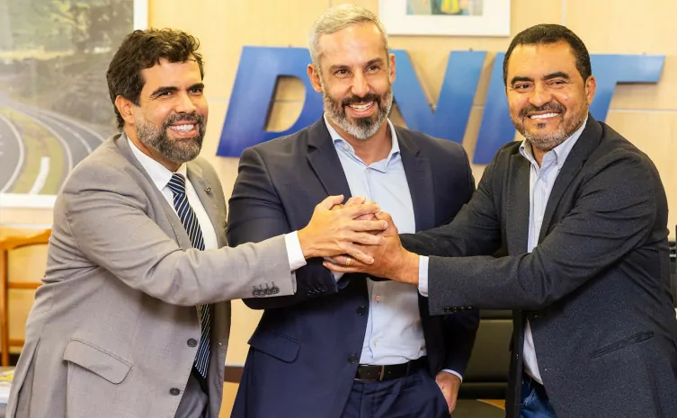 O Governo do Tocantins participou, nesta terça-feira, 10, de uma reunião no Departamento Nacional de Infraestrutura de Transportes (DNIT), em Brasília/DF, para alinhar ações estratégicas voltadas à recuperação das rodovias do Bico do Papagaio e de outros trechos da malha federal que apresentam maior desgaste no estado. O encontro tratou de um pacote de investimentos estimado em R$ 110 milhões, destinados à melhoria da infraestrutura viária e à segurança dos tocantinenses. Durante a reunião, o governador Wanderlei Barbosa destacou o cumprimento dos compromissos firmados entre o DNIT e o Governo do Tocantins, ressaltando que restam apenas alguns trechos considerados mais críticos. Entre eles estão o trecho Araguaína e Filadélfia, que demanda intervenção imediata devido ao desgaste do pavimento, e o trecho Araguatins, Augustinópolis e Axixá do Tocantins, apontado como um dos mais comprometidos atualmente. “Viemos buscar uma solução e saímos satisfeitos, pois o DNIT já autorizou a licitação dessas obras, inclusive em alinhamento com a superintendência do órgão no Tocantins. Sabemos que o processo de licitação demanda um pouco mais de tempo, mas as decisões já foram tomadas. Quero agradecer a atenção e o cuidado do DNIT e do ministro dos Transportes, Renan Filho, pelas estradas do Tocantins, especialmente aquelas que sofreram impactos com a queda da Ponte JK, que já foi reconstruída, inaugurada e entregue à população. Seguimos trabalhando para que, em breve, possamos voltar a esses trechos, acompanhar de perto os serviços e entregar à população estradas melhores, mais seguras e com mais qualidade”, afirmou o governador. O diretor-geral do DNIT, Fabrício de Oliveira Galvão, reforçou o compromisso do órgão com o Tocantins e anunciou o avanço para a fase final dos investimentos. “Já realizamos serviços importantes nas estradas impactadas e este será o último grande lote de obras a ser licitado. Estamos na fase final desse processo e assumimos o compromisso de, em breve, publicar o edital e ir ao Tocantins para assinar mais esse contrato. Vamos seguir avançando e mudando essa realidade, garantindo que as estradas impactadas pelo colapso da ponte voltem a oferecer as condições adequadas, agora com mais qualidade e segurança”, destacou. Infraestrutura viária A agenda também incluiu o anel viário de Axixá do Tocantins, além da recuperação das estradas do Bico do Papagaio, região estratégica para a integração regional e o escoamento da produção. Foram discutidas ainda obras de travessias urbanas nos municípios de Peixe, Paranã, Brasilândia, Nova Rosalândia e Formoso, bem como intervenções no perímetro urbano de Palmas, com previsão de 18 quilômetros de iluminação pública e recuperação viária. O deputado federal Ricardo Ayres destacou o avanço das tratativas para a realização de licitações nos próximos dias, que vão viabilizar obras estratégicas de recuperação de rodovias e travessias urbanas no Tocantins. Ele ressaltou ainda que, em Araguatins, está prevista a drenagem da Avenida Araguaia, uma reivindicação histórica da população local. “Estamos avançando com a previsão de licitação para obras importantes que vão revitalizar trechos estratégicos, como Augustinópolis, Axixá, Augustinópolis e Araguatins, além de travessias urbanas e outras intervenções que vão devolver qualidade às rodovias impactadas após a queda da Ponte JK e melhorar a mobilidade da população tocantinense. Essas obras são resultado da articulação conjunta do Governo Federal, do Governo do Estado e do trabalho técnico do DNIT”, pontuou. Com a implementação das ações anunciadas, a população tocantinense será beneficiada com rodovias mais seguras, melhoria da mobilidade urbana e redução dos riscos de acidentes, além de maior fluidez no tráfego e melhores condições para o escoamento da produção e o desenvolvimento regional. As intervenções também devem contribuir para a integração entre municípios, fortalecimento da economia local e melhoria da qualidade de vida de quem utiliza diariamente a malha viária federal no estado. Acompanhando o governador do Tocantins, participaram da reunião o deputado federal Ricardo Ayres; o secretário do Departamento de Trânsito do Tocantins (Detran/TO), Hercy Filho; o presidente da Agência de Transportes, Obras e Infraestrutura do Tocantins (Ageto), Túlio Parreira Labre; e o secretário extraordinário de Representação do Estado do Tocantins em Brasília, Luiz Paulo Gonçalves.