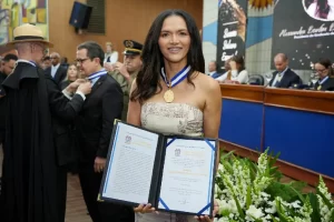 Alessandra Bacelar recebe Colar do Mérito Governador Siqueira Campos