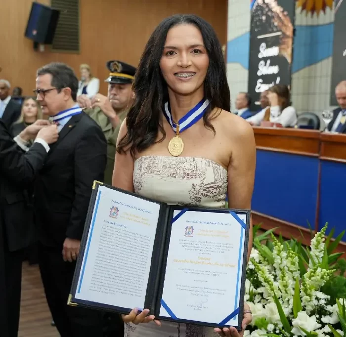 Alessandra Bacelar recebe Colar do Mérito Governador Siqueira Campos