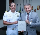 Prefeito de Palmas recebe Medalha Amigo da Marinha
