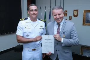 Prefeito de Palmas recebe Medalha Amigo da Marinha