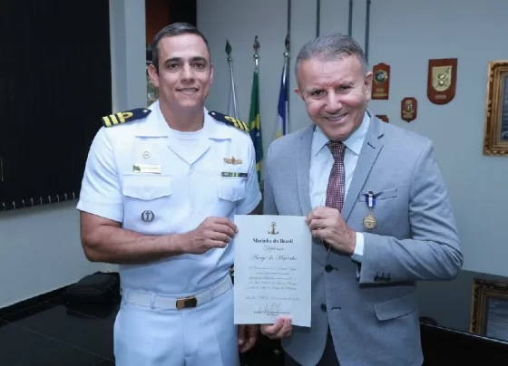 Prefeito de Palmas recebe Medalha Amigo da Marinha