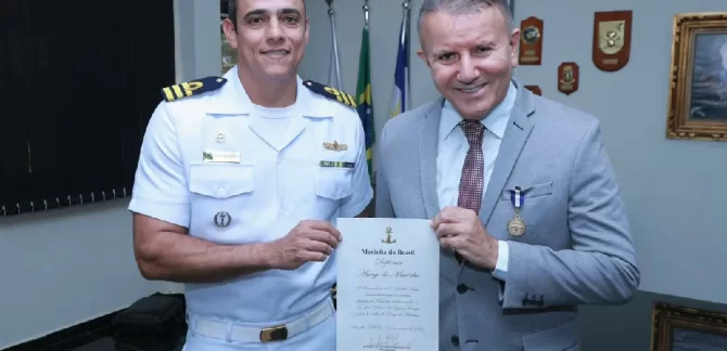 Prefeito de Palmas recebe Medalha Amigo da Marinha